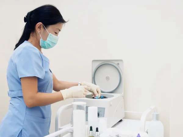 Enfermera asiática prepara separador de sangre máquina centrífuga a la separación — Foto de Stock
