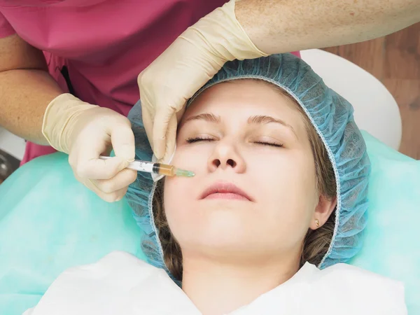 Mesoterapia di procedura di cosmetologia. Ringiovanimento rivitalizzazione, nutrizione della pelle, riduzione delle rughe. Medico che fa l'iniezione del microneedle . — Foto Stock