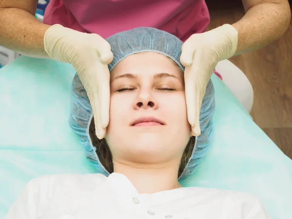 Procedura cosmetologica ringiovanimento, rivitalizzazione, nutrizione della pelle. Medico rendendo maschera di crema di bellezza . — Foto Stock