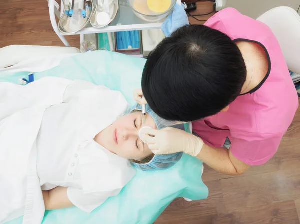 Procedimiento de cosmetología mesoterápica. Rejuvenecimiento revitalización, nutrición de la piel, reducción de arrugas. Médico haciendo microneedle inyectable . — Foto de Stock