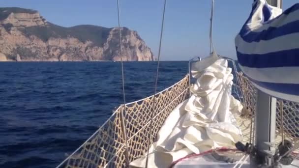 Яхта в море — стоковое видео