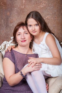 Annesi ile kızı birlikte gülümseyen