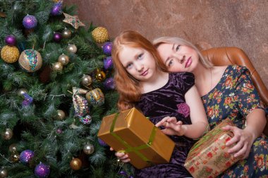 Anne ile kızı Noel ağacı yakınındaki