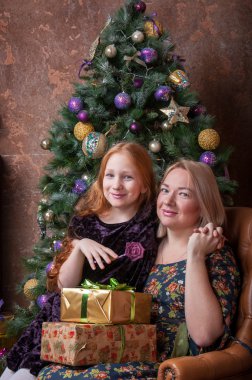 Anne ile kızı Noel ağacı yakınındaki