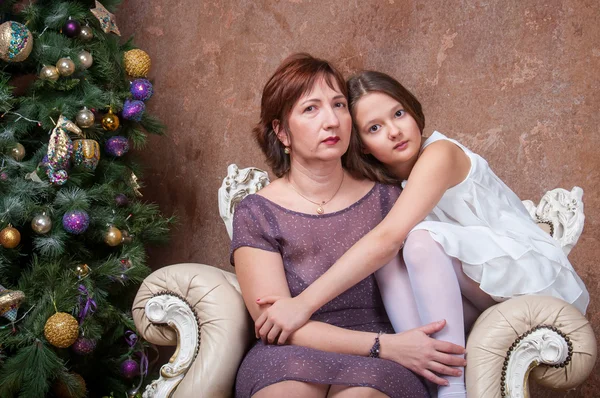 Anne ile kızı Noel ağacı yakınındaki