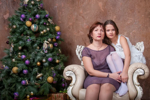 크리스마스 트리 근처 딸과 어머니 — 스톡 사진