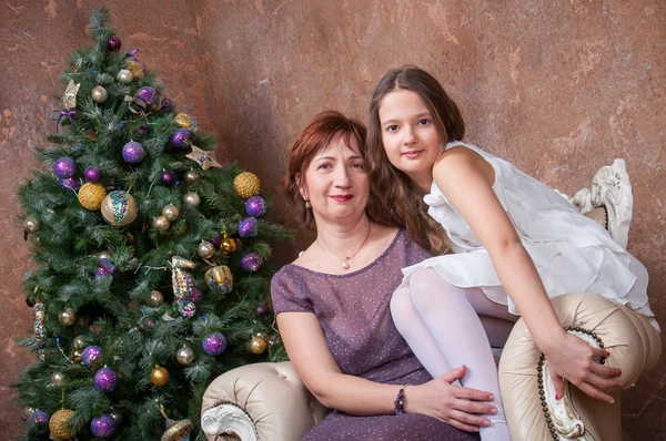 Anne ile kızı Noel ağacı yakınındaki