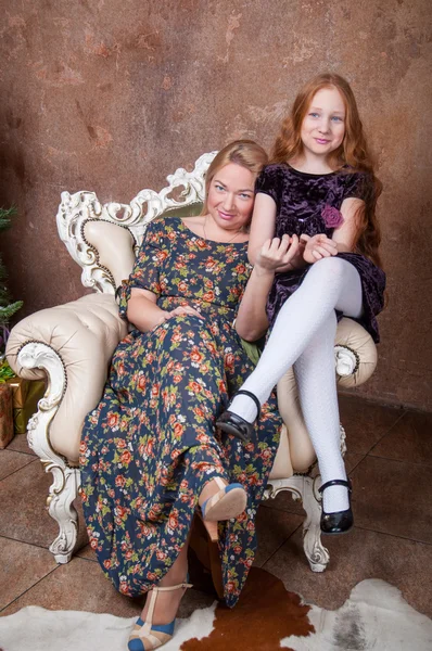Madre con hija sonriendo juntos —  Fotos de Stock
