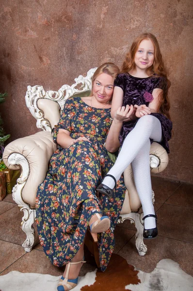 Madre con hija sonriendo juntos — Foto de Stock