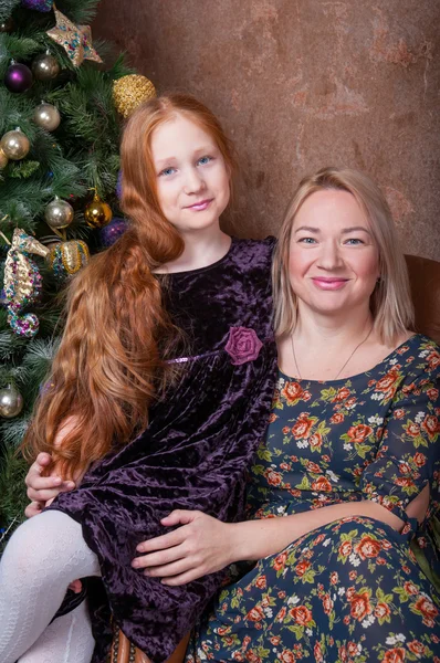 Anne ile kızı Noel ağacı yakınındaki