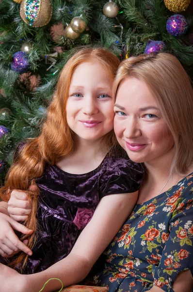 Anne ile kızı Noel ağacı yakınındaki