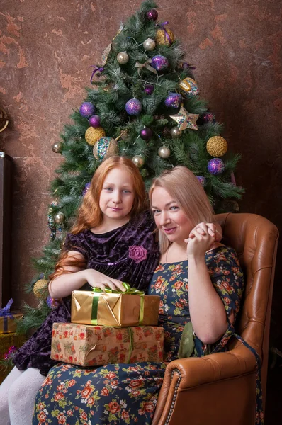 Anne ile kızı Noel ağacı yakınındaki