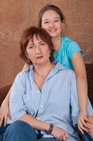 Madre con hija cerca del árbol de Navidad —  Fotos de Stock