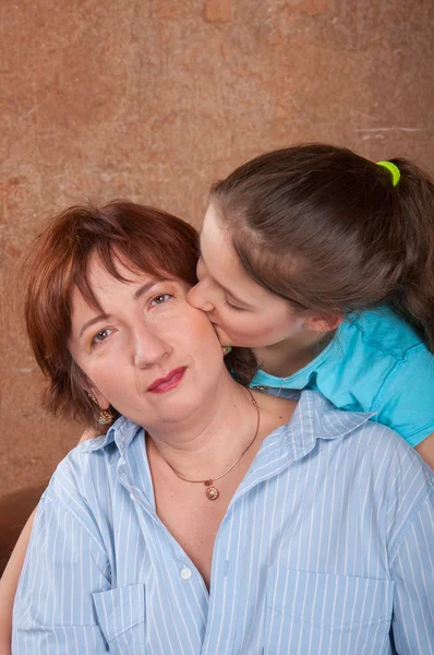 Madre con hija cerca del árbol de Navidad —  Fotos de Stock