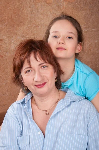 Madre con hija cerca del árbol de Navidad —  Fotos de Stock