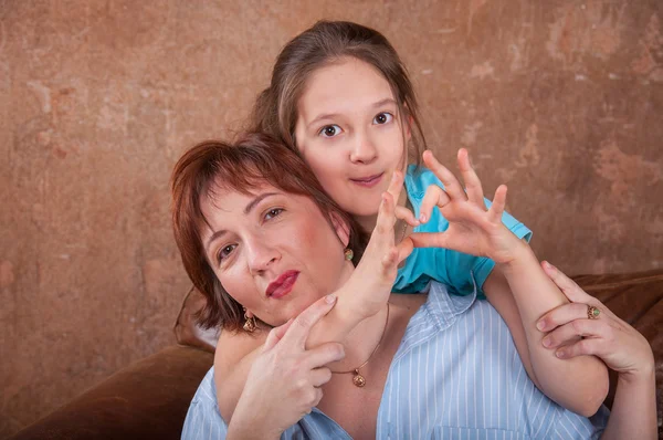 Madre con hija cerca del árbol de Navidad —  Fotos de Stock