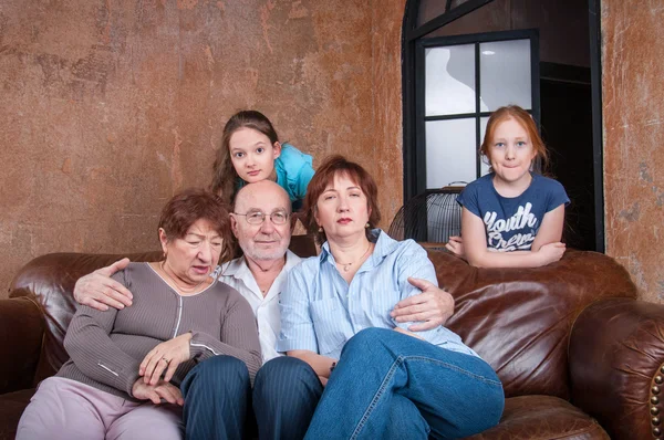 Bütün aile birlikte gülümseyen 