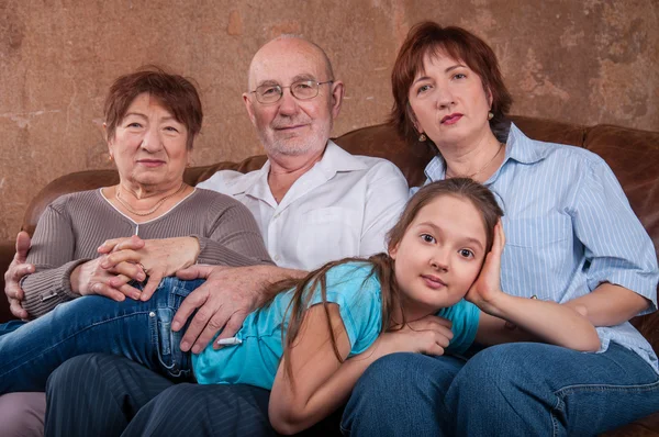 Toda la familia sonriendo juntos — Foto de Stock