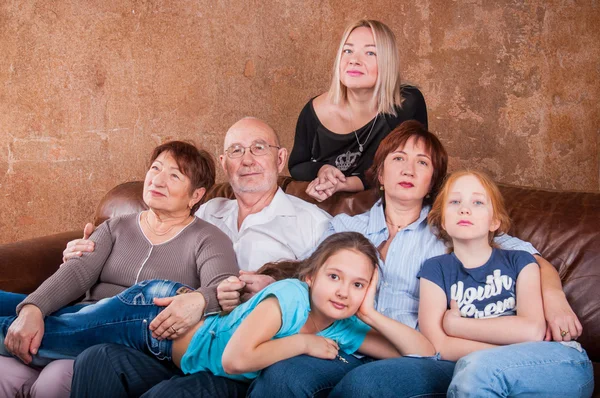 Bütün aile birlikte gülümseyen 
