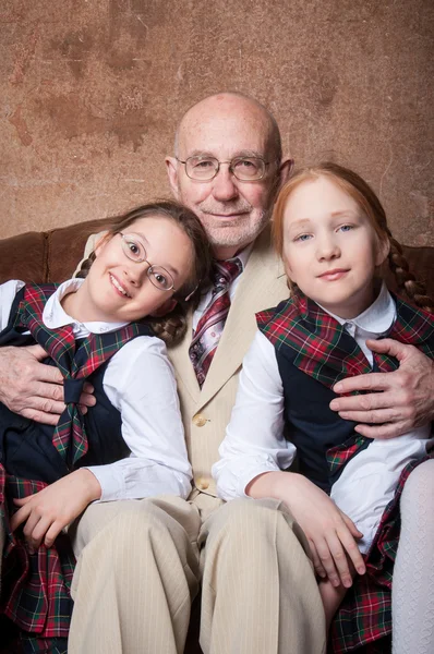 Nonno in occhiali con due nipoti — Foto Stock