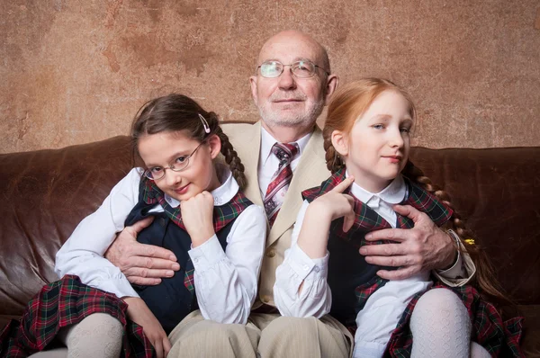 Dedesi ile iki granddaughters bardaklarda