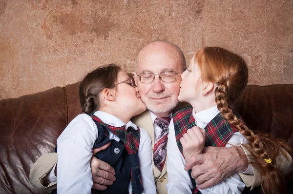 Dedesi ile iki granddaughters bardaklarda