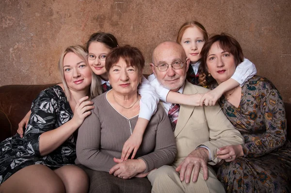 Toda a família em conjunto sorrindo — Fotografia de Stock