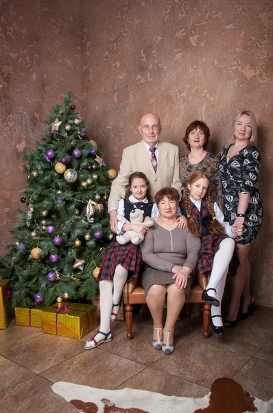 Die ganze Familie zusammen lächelnd — Stockfoto