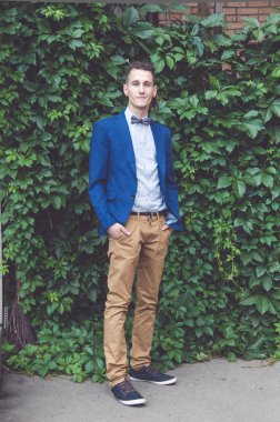 Genç adam bir ceket dreadlocks ile