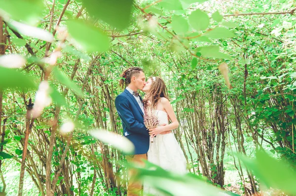 Het koppel dat met dreadlocks poseren — Stockfoto