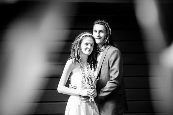 O casal com dreadlocks posando — Fotografia de Stock