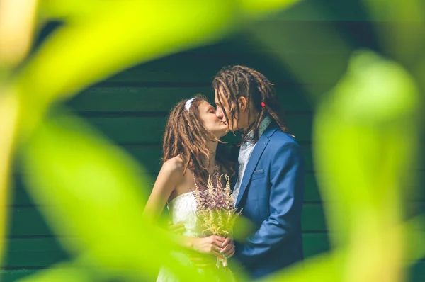 Paret med dreadlocks poserar — Stockfoto