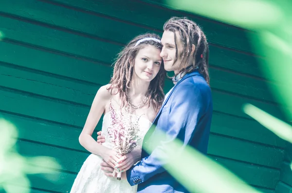 O casal com dreadlocks posando — Fotografia de Stock