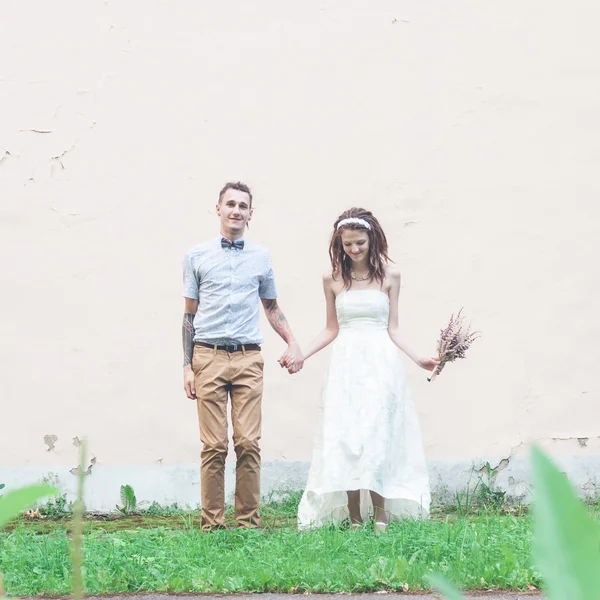 Le couple avec dreadlocks posant — Photo