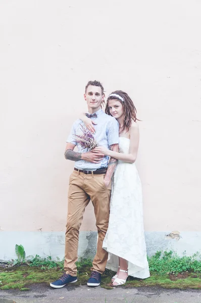 Das Paar mit den Dreadlocks posiert — Stockfoto