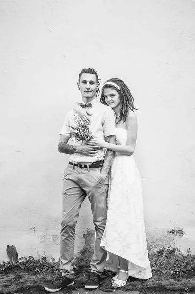 Das Paar mit den Dreadlocks posiert — Stockfoto