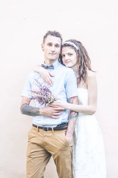 La pareja con rastas posando — Foto de Stock