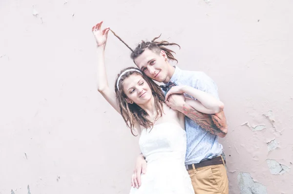 Le couple avec dreadlocks posant — Photo