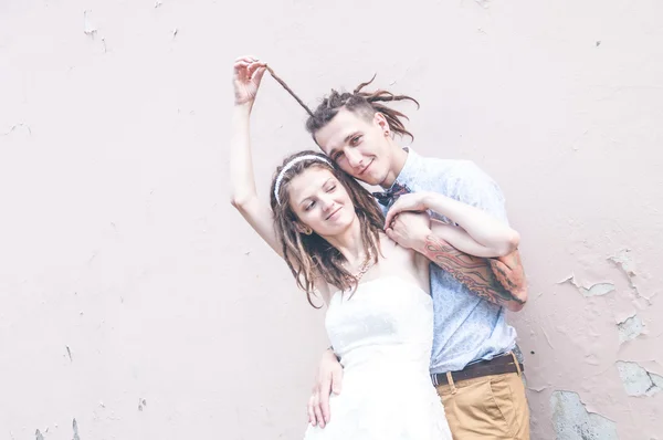 Le couple avec dreadlocks posant — Photo