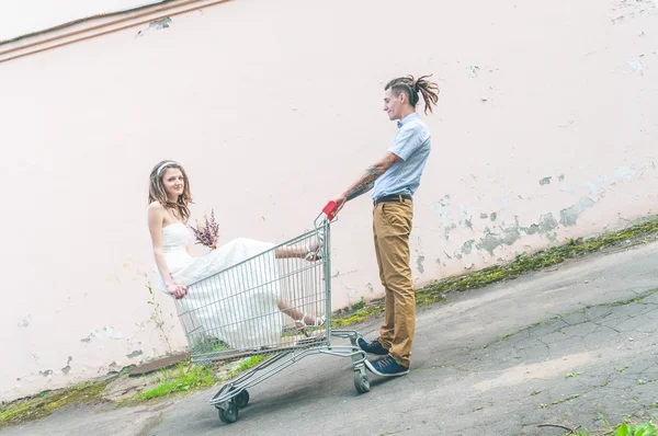 Het koppel dat met dreadlocks poseren — Stockfoto