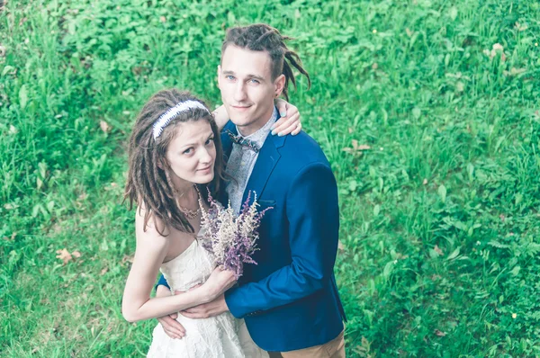 La pareja con rastas posando — Foto de Stock