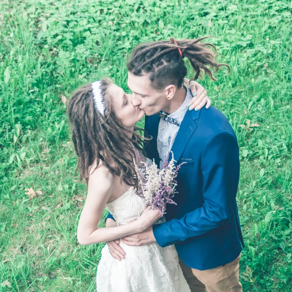 La pareja con rastas posando —  Fotos de Stock