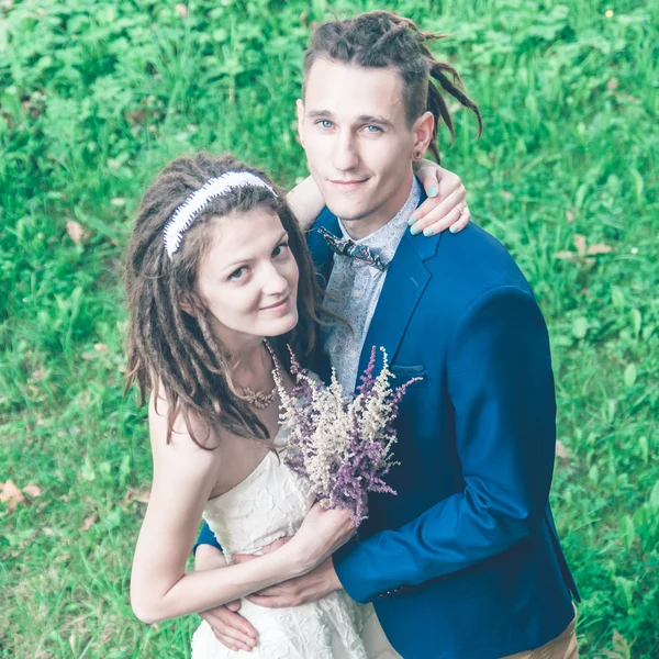 Das Paar mit den Dreadlocks posiert — Stockfoto