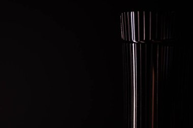 Siyah arka planda boş bir şişe. Şişe silueti