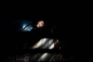 Güzel bir kadının portresi. Kızların yüzünde ışık ve gölge