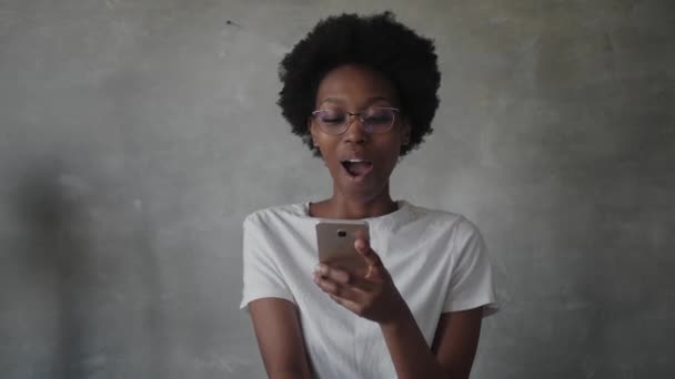 Afričanky americká dívka píše v zápisníku v útulném pokoji — Stock video