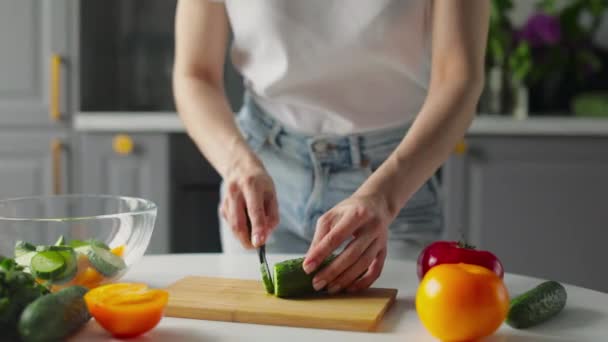 Kız parlak bir mutfakta sebze kesiyor. Sağlıklı yemek.. — Stok video