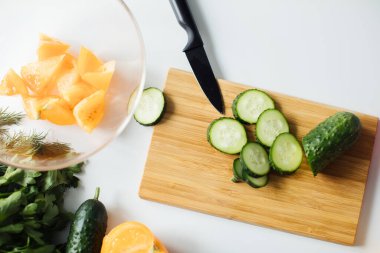 Sebzelerin tepesinden manzara. Domates, mantar, fesleğen, salatalık, biber, marul..