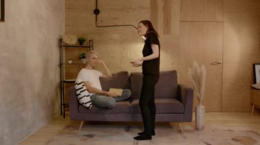 Genç çift telefonda gördükleri şey yüzünden kavga ediyorlar. Kız üzgün.