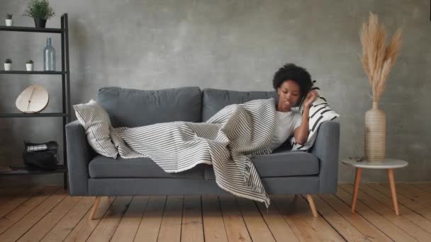 Una giovane donna afroamericana felice si sveglia. Felice di trasferirsi in un nuovo appartamento. — Video Stock